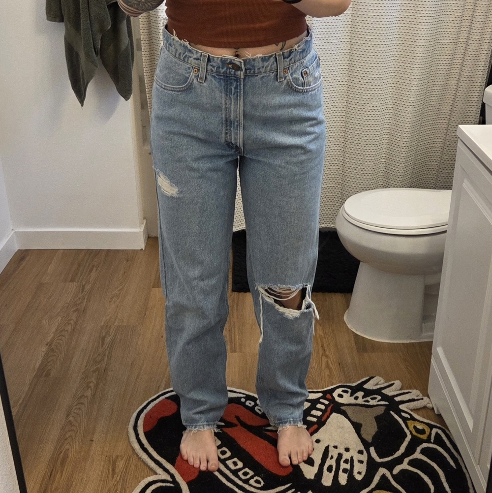 Classic Levi Distressed Women's Jeans